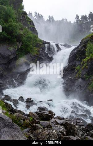 Blick auf Låtefossen, einen doppelten Wasserfall in Norwegen. Stockfoto