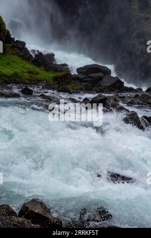 Blick auf Låtefossen, einen doppelten Wasserfall in Norwegen. Stockfoto