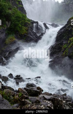 Blick auf Låtefossen, einen doppelten Wasserfall in Norwegen. Stockfoto