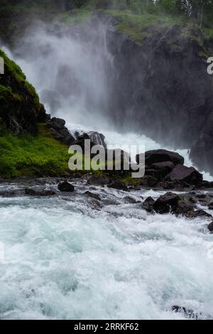 Blick auf Låtefossen, einen doppelten Wasserfall in Norwegen. Stockfoto