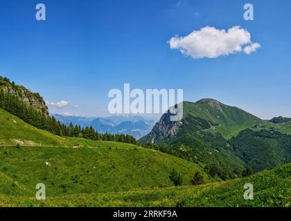 Auf der Straße am Monte Baldo oberhalb des Gardasees. Stockfoto