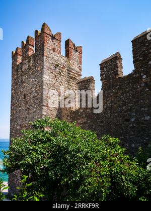 Castello Scaligero in Sirmione am Südufer des Gardasees. Stockfoto