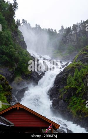 Blick auf Låtefossen, einen doppelten Wasserfall in Norwegen. Stockfoto