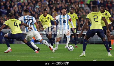 Buenos Aires, Argentinien. September 2023. Argentiniens Stürmer Lionel Messi (C) kontrolliert den Ball zwischen den ecuadorianischen Spielern während des südamerikanischen Qualifikationsspiels für die FIFA-Weltmeisterschaft 2026 im Monumental-Stadion in Buenos Aires am 7. September 2023. Quelle: Alejandro Pagni/Alamy Live News Stockfoto