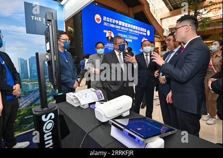 220907 -- KUALA LUMPUR, 7. September 2022 -- Malaysischer Außenminister Saifuddin Abdullah 2. L, Frontbesuche der China Smart Industry Trade Exhibition and Forum 2022 in Kuala Lumpur, Malaysia, 6. September 2022. ZU GEHEN MIT Malaysian FM hebt wirtschaftliche Beziehungen, High-Tech-Zusammenarbeit mit China Foto von /Xinhua MALAYSIA-KUALA LUMPUR-CHINA SMART INDUSTRY TRADE EXHIBITION UND FORUM ChongxVoonxChung PUBLICATIONxNOTxINxCHN hervor Stockfoto