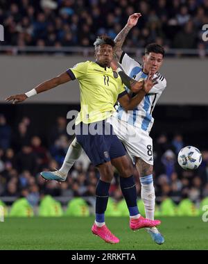 Buenos Aires, Argentinien. September 2023. Argentiniens Mittelfeldspieler Enzo Fernandez (R) kämpft 2026 am 7. September 2023 im Monumental-Stadion in Buenos Aires mit Ecuadors Stürmer Kevin Rodriguez um den Ball. Quelle: Alejandro Pagni/Alamy Live News Stockfoto