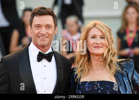 220907 -- VENEDIG, 7. September 2022 -- Schauspieler Hugh Jackman L und Schauspielerin Laura den posieren auf dem roten Teppich für die Premiere des Films der Sohn während des 79. Internationalen Filmfestivals in Venedig, Italien, am 7. September 2022. ITALIEN-VENEDIG-79. VENEDIG FILMFESTIVAL JINXMAMENGNI PUBLICATIONXNOTXINXCHN Stockfoto