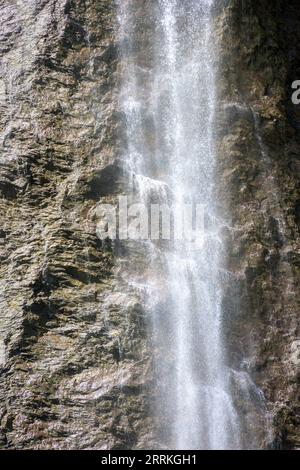 Österreich, Tirol, Zillertal, Waserfall bei Hintertux. Stockfoto