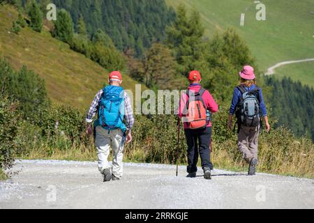 Österreich, Tirol, Zillertal, Wanderer bei Hintertux. Stockfoto