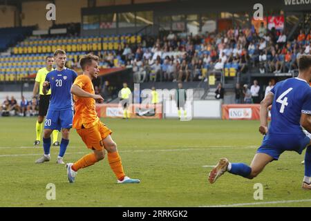 WAALWIJK - (l-r) Dirk Real of Holland U21 erzielt die 1:0, Lurie Lova of MOLDAWIEN U21 beim Qualifikationsspiel der Europameisterschaft in Gruppe C zwischen den Niederlanden O21 und Moldawien U21 im Mandemakers Stadium am 8. September 2023 in Waalwijk, Niederlande. ANP BART STOUTJESDIJK Stockfoto