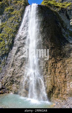 Österreich, Tirol, Zillertal, Waserfall bei Hintertux. Stockfoto