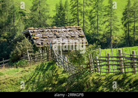 Österreich, Tirol, Zillertal, alte Almhütte bei Hintertux. Stockfoto