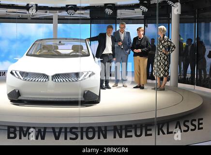 München, Deutschland. September 2023. Robert Habeck (Bündnis 90/die Grünen, l-r), Vizekanzler und Bundesminister für Wirtschaft und Klimaschutz, steht neben einem BMW-Fahrzeug der neuen Klasse neben Frank Weber, Entwicklungsvorstand bei BMW, Hildegard Müller, Präsident des Verbandes der Automobilindustrie (VDA), und Katrin Habenschaden, zweite Oberbürgermeisterin von München, bei einer Führung durch den sogenannten Open Space auf der IAA-Motormesse in der Münchner Innenstadt. Quelle: Sven Hoppe/dpa/Alamy Live News Stockfoto