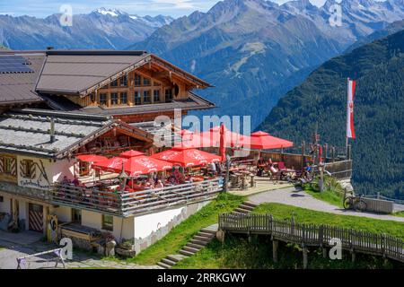 Österreich, Tirol, Zillertal, Berghaus Eggalm mit Erlebnisspielplatz. Stockfoto