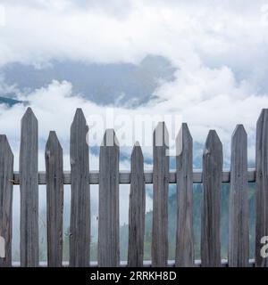 Österreich, Tirol, Zillertal, Holzschieferzaun. Stockfoto