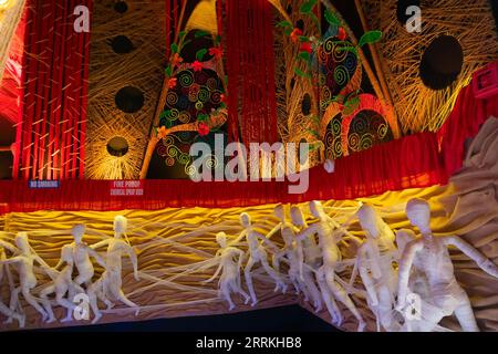 Howrah, Westbengalen, Indien - 3. Oktober 2022 : schöne Beleuchtung und Dekoration im Inneren von Durga Puja Pandal, Durga Puja ist Festival des Hinduismus. Stockfoto