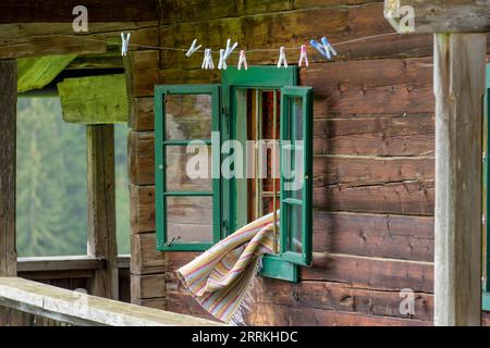 Österreich, Tirol, Zillertal, Fenster auf einem Bauernhof geöffnet. Stockfoto