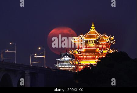 220910 -- WUHAN, 10. September 2022 -- Ein Vollmond erhebt sich hinter dem Huanghelou, oder dem Gelben Kranichturm, in Wuhan, der zentralchinesischen Provinz Hubei, 10. September 2022. Das Mid-Autumn Festival findet dieses Jahr am 10. September statt. Foto von /Xinhua CHINA-MID-HERBSTFEST-VOLLMOND CN ZhouxGuoqiang PUBLICATIONxNOTxINxCHN Stockfoto