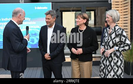 München, Deutschland. September 2023. Holger Engelmann (l-r), Vorsitzender des Vorstands von Websto, spricht mit Robert Habeck (Bündnis 90/die Grünen), Vizekanzler und Bundesminister für Wirtschaft und Klimaschutz, Hildegard Müller, Präsident des Verbandes der Automobilindustrie (VDA), und Katrin Habenschaden, zweite Oberbürgermeisterin von München, bei einer Führung durch den sogenannten Open Space auf der IAA-Motormesse in der Münchner Innenstadt. Quelle: Sven Hoppe/dpa/Alamy Live News Stockfoto