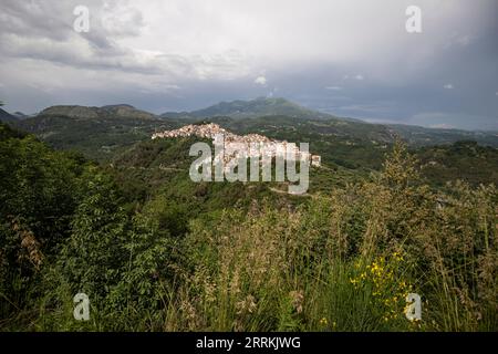 Wunderschöne Aussicht auf die weiße Stadt, mediterranes Bergdorf inmitten der Natur, Rivello, Kampanien, Salerno, Italien Stockfoto