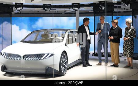 München, Deutschland. September 2023. Robert Habeck (Bündnis 90/die Grünen, l-r), Vizekanzler und Bundesminister für Wirtschaft und Klimaschutz, steht neben einem BMW-Fahrzeug der neuen Klasse neben Frank Weber, Entwicklungsvorstand bei BMW, Hildegard Müller, Präsident des Verbandes der Automobilindustrie (VDA), und Katrin Habenschaden, zweite Oberbürgermeisterin von München, bei einer Führung durch den sogenannten Open Space auf der IAA-Motormesse in der Münchner Innenstadt. Quelle: Sven Hoppe/dpa/Alamy Live News Stockfoto