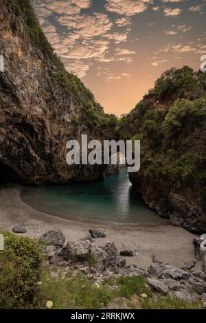 Wunderschöner versteckter Strand, Saraceno Grotto liegt direkt am Meer in Salerno, Kampanien, Salerno, Italien Stockfoto