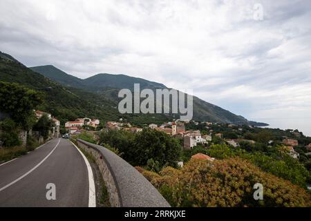 Küstenstraße mit Blick auf die Küste und das Mittelmeer in Salerno, Kampanien, Salerno, Italien Stockfoto