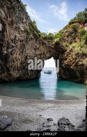 Wunderschöner versteckter Strand, Saraceno Grotto liegt direkt am Meer in Salerno, Kampanien, Salerno, Italien Stockfoto