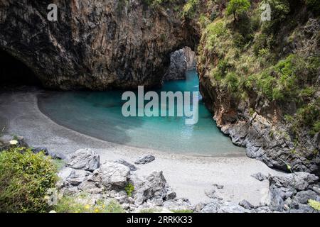 Wunderschöner versteckter Strand, Saraceno Grotto liegt direkt am Meer in Salerno, Kampanien, Salerno, Italien Stockfoto