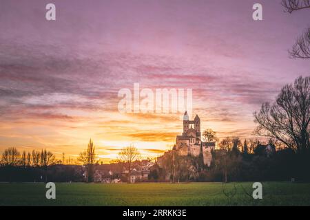 St. Lubentiuskirche in Dietkirchen bei Sonnenuntergang Stockfoto