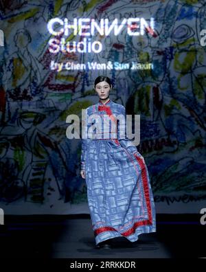 220912 -- PEKING, 12. September 2022 -- Ein Modell präsentiert eine Kreation des Designers Chen Wen während der CHENWEN Studio Fashion Show der China Fashion Week S/S 2023 in Peking, Hauptstadt von China, 12. September 2022. CHINA-PEKING-FASHION WEEK CN ChenxJianli PUBLICATIONxNOTxINxCHN Stockfoto