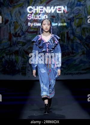 220912 -- PEKING, 12. September 2022 -- Ein Modell präsentiert eine Kreation des Designers Chen Wen während der CHENWEN Studio Fashion Show der China Fashion Week S/S 2023 in Peking, Hauptstadt von China, 12. September 2022. CHINA-PEKING-FASHION WEEK CN ChenxJianli PUBLICATIONxNOTxINxCHN Stockfoto