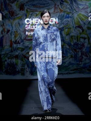 220912 -- PEKING, 12. September 2022 -- Ein Modell präsentiert eine Kreation des Designers Chen Wen während der CHENWEN Studio Fashion Show der China Fashion Week S/S 2023 in Peking, Hauptstadt von China, 12. September 2022. CHINA-PEKING-FASHION WEEK CN ChenxJianli PUBLICATIONxNOTxINxCHN Stockfoto