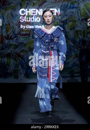 220912 -- PEKING, 12. September 2022 -- Ein Modell präsentiert eine Kreation des Designers Chen Wen während der CHENWEN Studio Fashion Show der China Fashion Week S/S 2023 in Peking, Hauptstadt von China, 12. September 2022. CHINA-PEKING-FASHION WEEK CN ChenxJianli PUBLICATIONxNOTxINxCHN Stockfoto