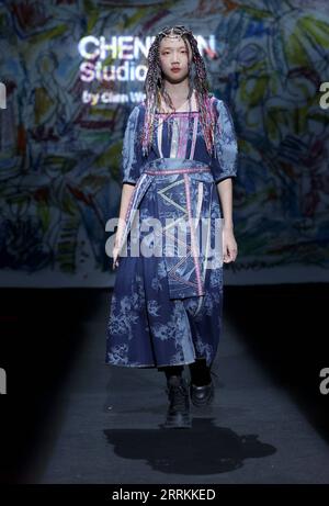 220912 -- PEKING, 12. September 2022 -- Ein Modell präsentiert eine Kreation des Designers Chen Wen während der CHENWEN Studio Fashion Show der China Fashion Week S/S 2023 in Peking, Hauptstadt von China, 12. September 2022. CHINA-PEKING-FASHION WEEK CN ChenxJianli PUBLICATIONxNOTxINxCHN Stockfoto