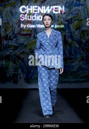 220912 -- PEKING, 12. September 2022 -- Ein Modell präsentiert eine Kreation des Designers Chen Wen während der CHENWEN Studio Fashion Show der China Fashion Week S/S 2023 in Peking, Hauptstadt von China, 12. September 2022. CHINA-PEKING-FASHION WEEK CN ChenxJianli PUBLICATIONxNOTxINxCHN Stockfoto