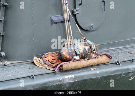 Ungarn, Bergung einer Weltkriegsbombe aus der Donau in Budapest 220912 -- BUDAPEST, 12. September 2022 -- entschärfte 100-Kilogramm-Bombe aus dem Zweiten Weltkrieg wird auf dem Bombenboot in der Innenstadt von Budapest, Ungarn, 12. September 2022 gesehen. Ein Bombenkommando des ungarischen Militärs hat eine 100-Kilogramm-Bombe aus dem Zweiten Weltkrieg entschärft, die in der Donau im Zentrum von Budapest gefunden wurde, sagten die ungarischen Streitkräfte am Montag. /MTI über Xinhua UNGARN-BUDAPEST-WWII BOMBE ENTSCHÄRFT PeterxLakatos PUBLICATIONxNOTxINxCHN Stockfoto