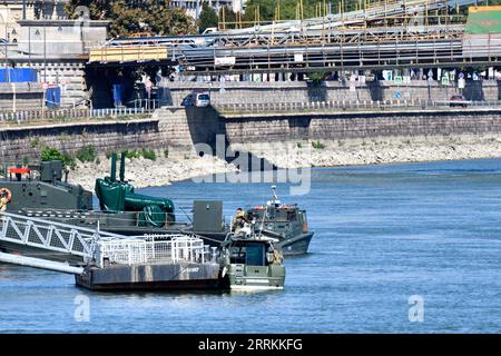 Ungarn, Bergung einer Weltkriegsbombe aus der Donau in Budapest 220912 -- BUDAPEST, 12. September 2022 -- Bombenboote werden vor der Kettenbrücke gesehen, bevor sie eine 100-Kilogramm-Bombe des Zweiten Weltkriegs in der Innenstadt von Budapest, Ungarn, 12. September 2022 entschärfen. Ein Bombenkommando des ungarischen Militärs hat eine 100-Kilogramm-Bombe aus dem Zweiten Weltkrieg entschärft, die in der Donau im Zentrum von Budapest gefunden wurde, sagten die ungarischen Streitkräfte am Montag. /MTI über Xinhua UNGARN-BUDAPEST-WWII BOMBE ENTSCHÄRFT PeterxLakatos PUBLICATIONxNOTxINxCHN Stockfoto