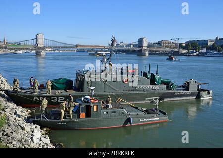 Ungarn, Bergung einer Weltkriegsbombe aus der Donau in Budapest 220912 -- BUDAPEST, 12. September 2022 -- Bombenboote werden vor der Kettenbrücke gesehen, bevor sie eine 100-Kilogramm-Bombe des Zweiten Weltkriegs in der Innenstadt von Budapest, Ungarn, 12. September 2022 entschärfen. Ein Bombenkommando des ungarischen Militärs hat eine 100-Kilogramm-Bombe aus dem Zweiten Weltkrieg entschärft, die in der Donau im Zentrum von Budapest gefunden wurde, sagten die ungarischen Streitkräfte am Montag. /MTI über Xinhua UNGARN-BUDAPEST-WWII BOMBE ENTSCHÄRFT PeterxLakatos PUBLICATIONxNOTxINxCHN Stockfoto