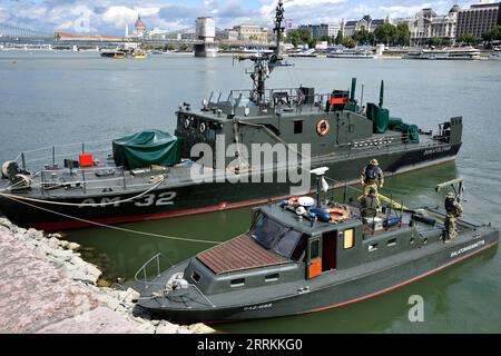 Ungarn, Bergung einer Weltkriegsbombe aus der Donau in Budapest 220912 -- BUDAPEST, 12. September 2022 -- Bombenboote werden vor der Kettenbrücke gesehen, bevor sie eine 100-Kilogramm-Bombe des Zweiten Weltkriegs in der Innenstadt von Budapest, Ungarn, 12. September 2022 entschärfen. Ein Bombenkommando des ungarischen Militärs hat eine 100-Kilogramm-Bombe aus dem Zweiten Weltkrieg entschärft, die in der Donau im Zentrum von Budapest gefunden wurde, sagten die ungarischen Streitkräfte am Montag. /MTI über Xinhua UNGARN-BUDAPEST-WWII BOMBE ENTSCHÄRFT PeterxLakatos PUBLICATIONxNOTxINxCHN Stockfoto