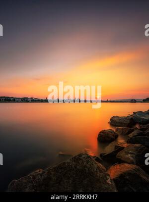 Die Mainspitze bei Mainz, schöner Sonnenuntergang über dem Rhein Stockfoto