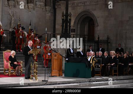 220912 -- LONDON, 12. September 2022 -- der britische König Charles III. L, Front hält seine erste Rede vor dem parlament in der Westminster Hall in London, Großbritannien, 12. September 2022. Der britische König Karl III. Sagte, dass er das Gewicht der Geschichte spürte und versprach, dem Beispiel seiner verstorbenen Mutter, Königin Elisabeth II., in seiner ersten Rede vor dem parlament am Montag zu folgen. /UK Parliament/Handout via Xinhua HOC OBLIGATORISCHER KREDIT: UK Parliament/BRITAIN-LONDON-KING CHARLES III-SPEECH TO PARLIAMENT JessicaxTaylor PUBLICATIONxNOTxINxCHN Stockfoto