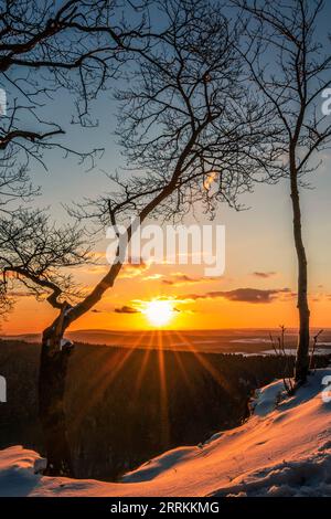 Schöne Winterlandschaft auf dem Jag im Taunus, Winter im Wald, schöner Blick über die Natur Deutschlands Stockfoto