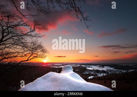 Schöne Winterlandschaft auf dem Jag im Taunus, Winter im Wald, schöner Blick über die Natur Deutschlands Stockfoto