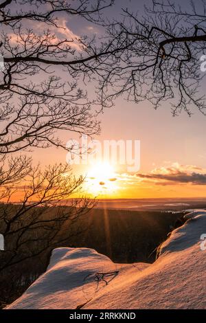 Schöne Winterlandschaft auf dem Jag im Taunus, Winter im Wald, schöner Blick über die Natur Deutschlands Stockfoto