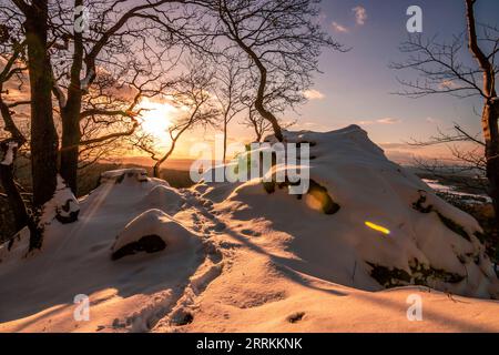 Schöne Winterlandschaft auf dem Jag im Taunus, Winter im Wald, schöner Blick über die Natur Deutschlands Stockfoto