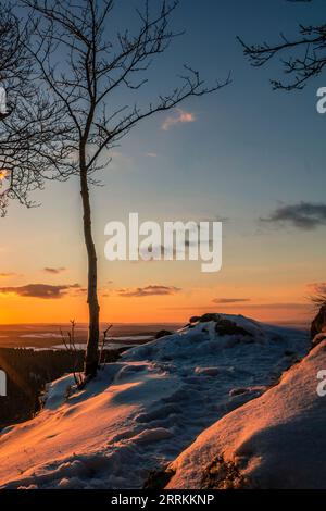 Schöne Winterlandschaft auf dem Jag im Taunus, Winter im Wald, schöner Blick über die Natur Deutschlands Stockfoto