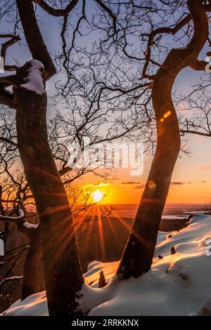 Schöne Winterlandschaft auf dem Jag im Taunus, Winter im Wald, schöner Blick über die Natur Deutschlands Stockfoto