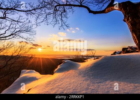 Schöne Winterlandschaft auf dem Jag im Taunus, Winter im Wald, schöner Blick über die Natur Deutschlands Stockfoto