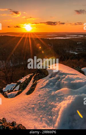 Schöne Winterlandschaft auf dem Jag im Taunus, Winter im Wald, schöner Blick über die Natur Deutschlands Stockfoto